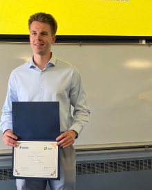 Chris Faderl mit Zertifikat bei der Auszeichnungsübergabe am Fort Lewis College