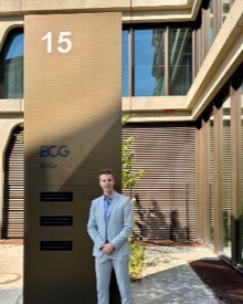 Chris Faderl im Anzug vor dem Eingang des BCG-Büros in Berlin