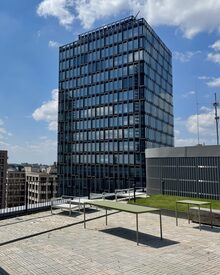 Verglastes Bürohochhaus von BCG, von einer Dachterrasse aus fotografiert