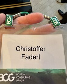 Namensschild von Christoffer Faderl mit dem Logo der Boston Consulting Group