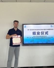 Chris Faderl mit Zertifikat bei der Abschlusszeremonie der Bayerischen Sommeruniversität in China