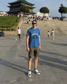 Chris Faderl vor dem Glockenturm in Xi’an