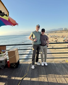 Chris Faderl mit Studienkollegen am Strand von Santa Monica während des Auslandsjahrs