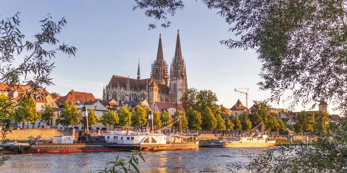 Regensburger Altstadt mit Dom an der Donau
